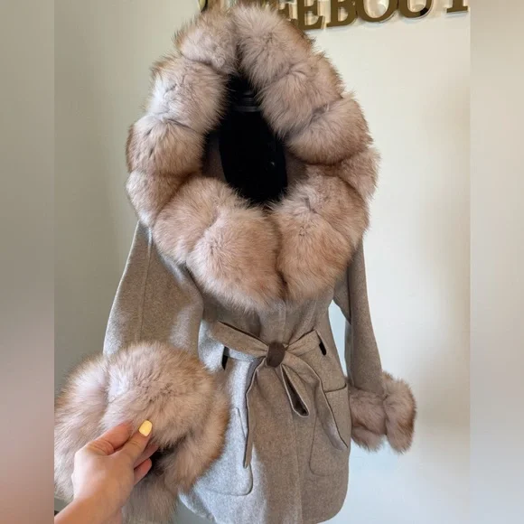 Elegant Gray Alpaca Coat with fox Fur details - Picture 4 of 9